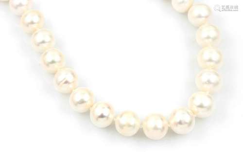 Necklace with cultured south seas pearls