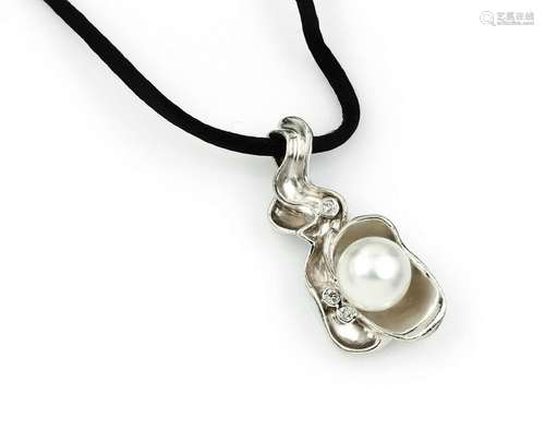 18 kt gold pendant with cultured south seas pearl and