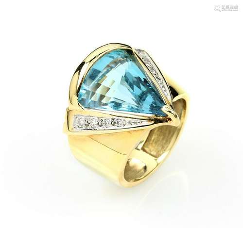 14 kt gold ring with blue topaz and brilliants