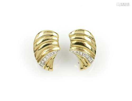 Pair of 14 kt gold earrings with diamonds