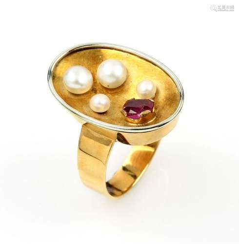 18 kt gold ring with cultured pearls and ruby