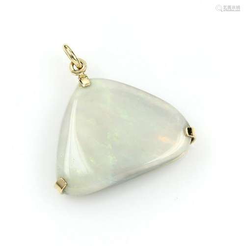 14 kt gold pendant with opal