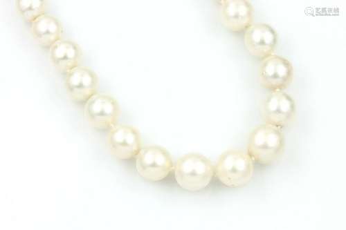 Necklace with cultured south seas pearls