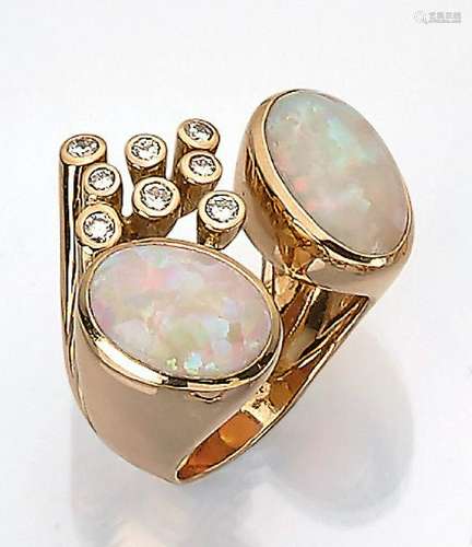 Extraordinary 18 kt gold ring with opals and brilliants