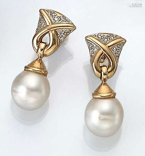 Pair of earrings with cultured south seas pearls and