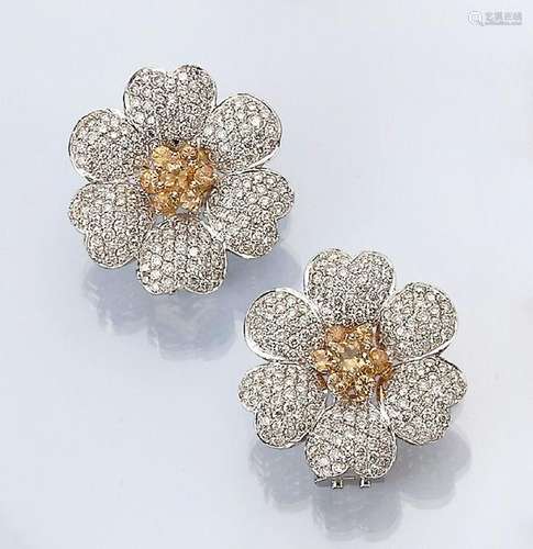 Pair of 18 kt gold blossom earrings with brilliants and