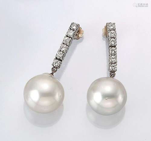 Pair of 14 kt gold earrings with south seas pearls and