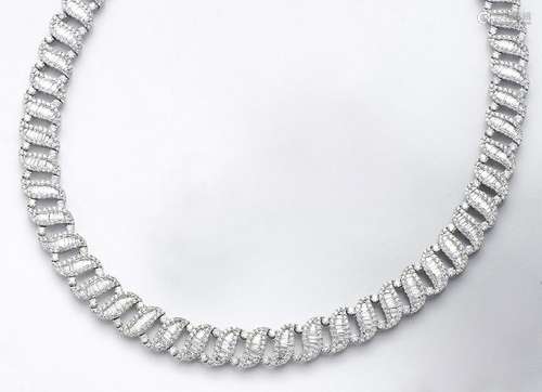 18 kt gold necklace with diamonds