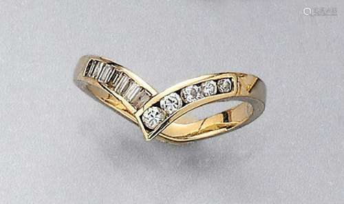 18 kt gold ring with diamonds