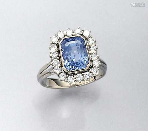 18 kt gold ring with sapphire and brilliants