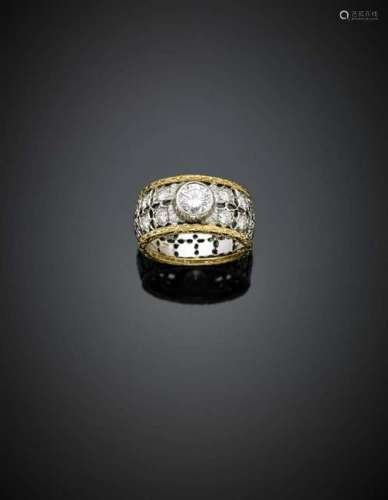 Bi-coloured gold chiselled band openwork ring with ct.