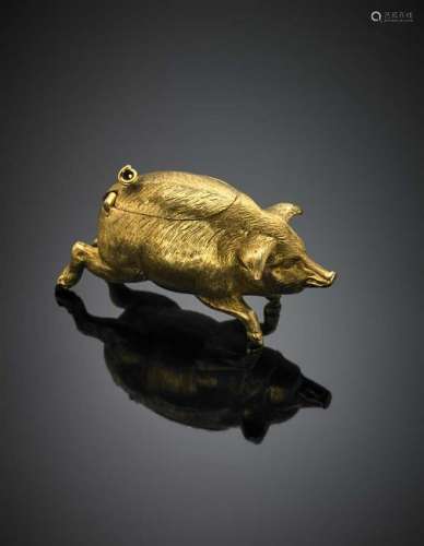 Yellow chased gold piglet ash and cigarette holder, g