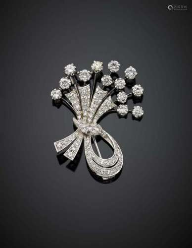 White gold diamond flower and ribbon brooch, in all ct.