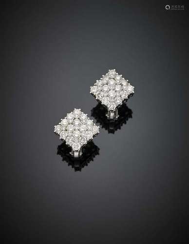 White gold diamond pavé earclips, g 10.25, length cm