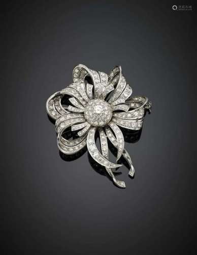 Round diamond flower and volute white gold brooch, with