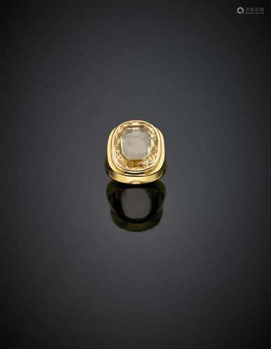 Cushion shape ct. 9.30 circa yellow sapphire yellow