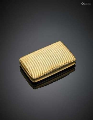 Yellow grooved gold snuff box with floral thumbpiece, g