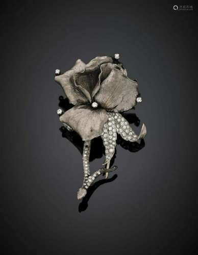 Platinum and diamond floral brooch in all ct. 2.20