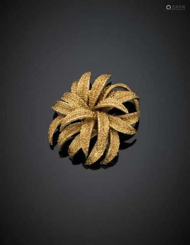 VAN CLEEF & ARPELS Yellow gold woven texture leaf