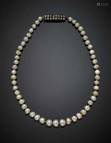 Natural saltwater graduated pearl necklace, g 22.13,