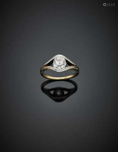 Cushion ct. 2.40 circa diamond bi-coloured gold ring, g