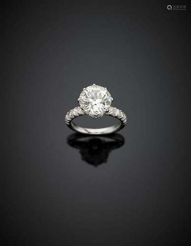 Round ct. 3.63 diamond platinum ring, diamonds also on