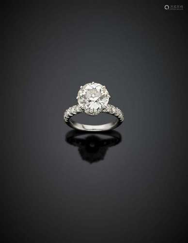 Round ct. 3.60 diamond platinum ring, diamonds also on