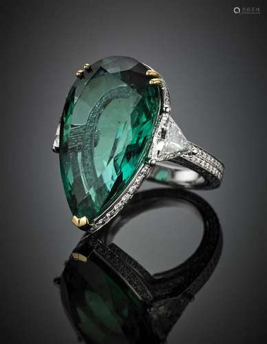 Modified brilliant cut ct. 20.50 circa pear emerald