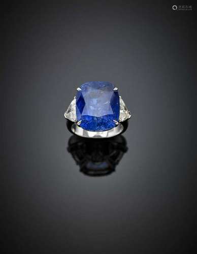 Cushion shape ct. 23 circa sapphire with two triangular