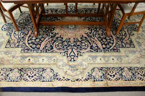 Oriental carpet. 8' x 11'.