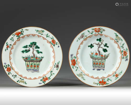 A pair of Chinese famille verte dishes