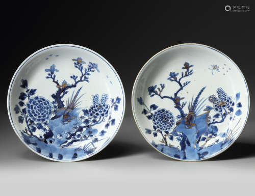 A pair of Chinese gilt-decorated blue and white ‘pheasant and peony’ dishes