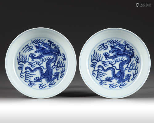 A pair of Chinese blue and white 'dragon' dishes