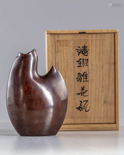 A Japanese bird shaped bronze vase