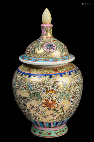 [Chinese] A Famille Rose Porcelain Jar with Gold Cloud Pattern Ground and Flowers