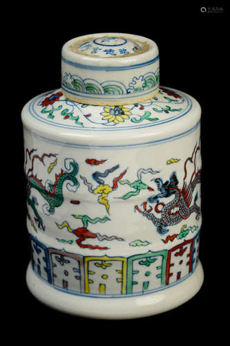 [Chinese] A Penta-Colour (Wucai) Porcelain Tea Jar with Dual Dragon Pattern