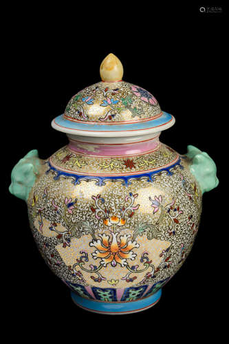 [Chinese] A Famille Rose Porcelain Lidded Jar with Gold Cloud Pattern Ground and Flowers