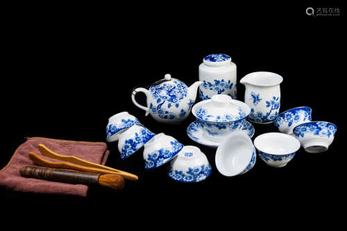 [Chinese] A Jingdezhen Blue and White Flower Pattern Porcelain Tea Set