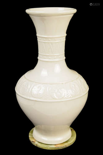 [Chinese] A Yuan Dynasty Style White Glaze Vase with Crane Pattern