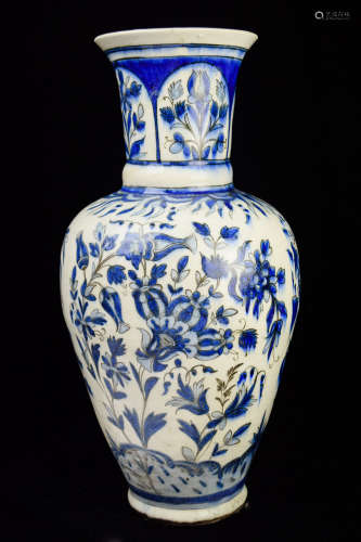 [Chinese] A Republic Era Blue and White Flower Pattern Vase