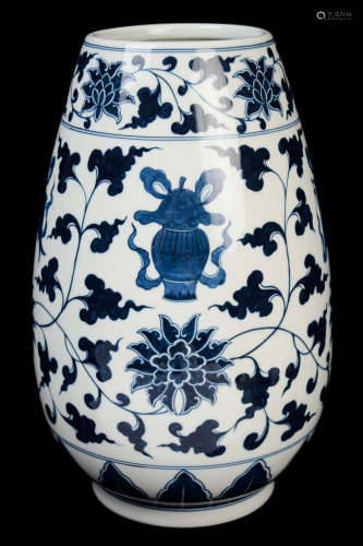 [Chinese] A Blue and White Interlocking Lotus Pattern Porcelain Vessel