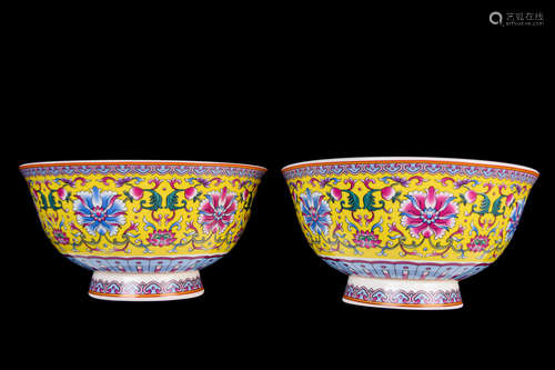 [Chinese] A Pair of Famille Rose Yellow Grounded Porcelain Bowls with Interlocking Lotus Pattern