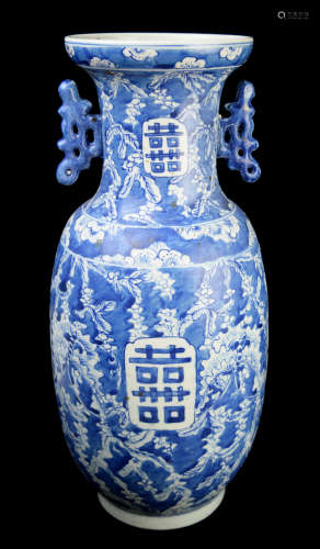 [Chinese] Republic Era Reverse Blue and White Vase with Interlocking Flowers with the character 