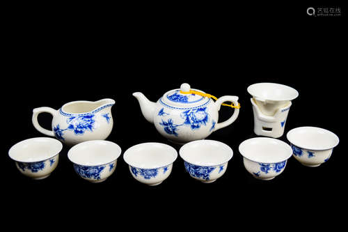 [Chinese] A Jingdezhen Blue and White Peony Pattern Porcelain Tea Set