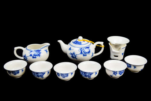 [Chinese] A Jingdezhen Blue and White Peony Pattern Porcelain Tea Set