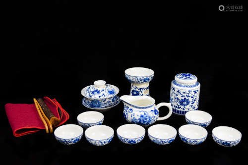 [Chinese] A Jingdezhen Blue and White Interlocking Lotus Pattern Porcelain Tea Set