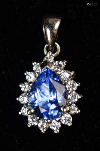 A Silver Set Aquamarine Pendant with Splints