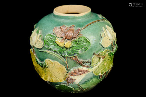 [Chinese] An Exporting Pottery Urn with Lotus Relieves