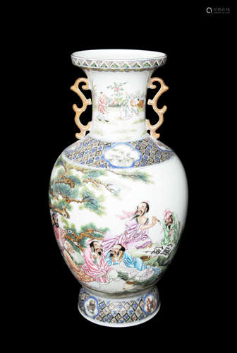 A Chinese Famille Rose Porcelain Vase with Handles with Portraits of 