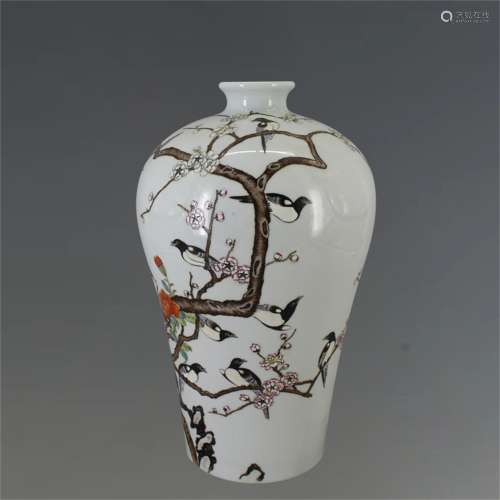 A Chinese Enamel Glazed Porcelain Vase